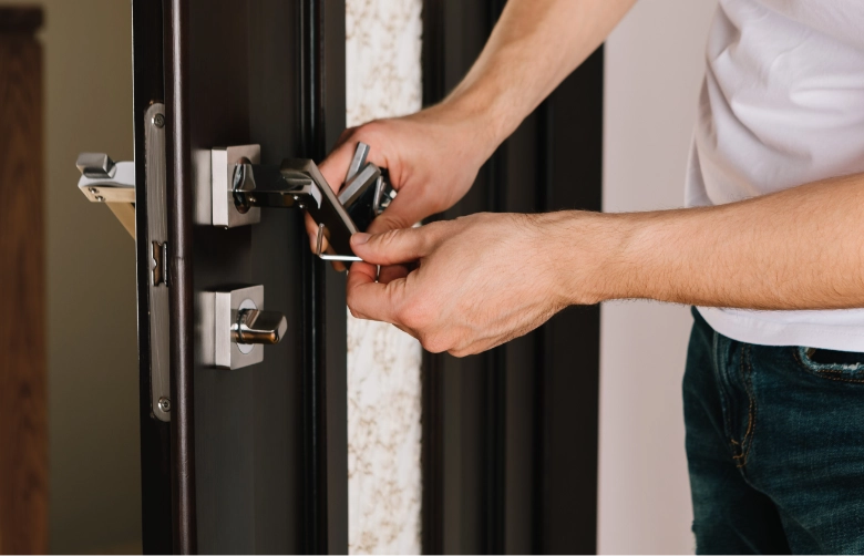 Welke verzekering dekt de kosten voor een slotenmaker